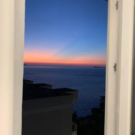 Modern Sea View Apartment فلورا